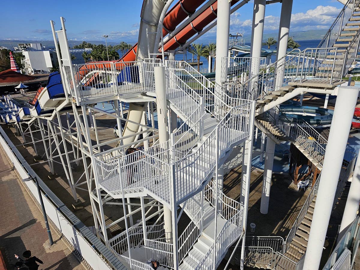 מדרגות ברזל בפארק מים